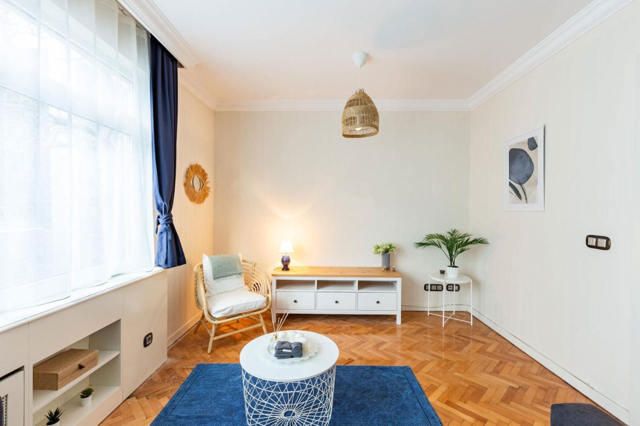 Flat With Excellent Location In Tesvikiye, Sisli Apartamento Istambul Exterior foto